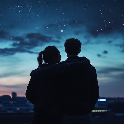 Pareja feliz contemplando su estrella en el cielo nocturno