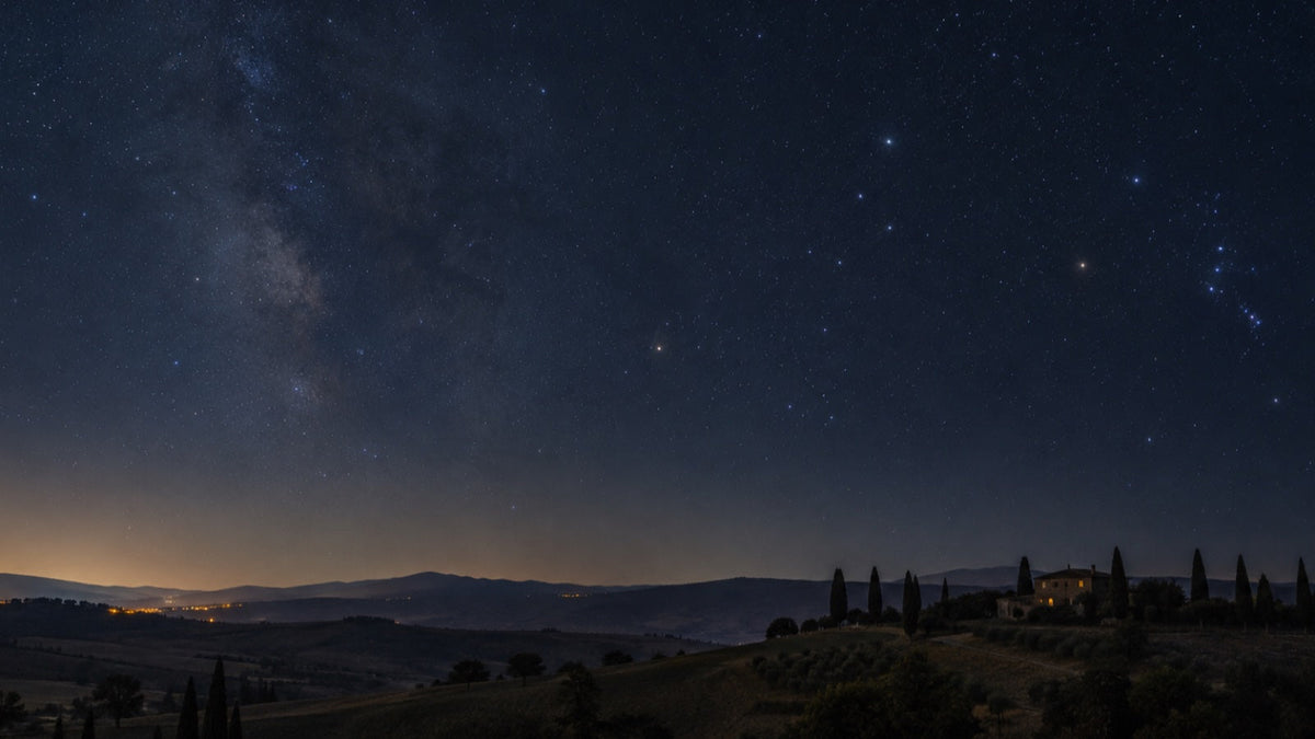 Cielo estrellado sobre colinas al anochecer, inspiración para elegir una constelación