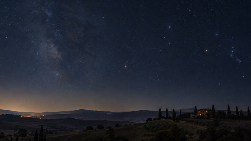 Cielo estrellado sobre colinas al anochecer, inspiración para elegir una constelación