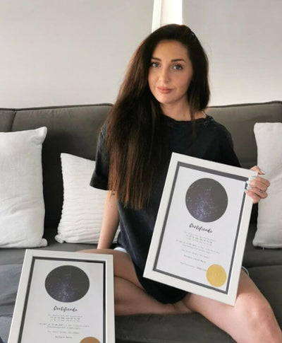 Joven con sus dos certificados de estrella doble