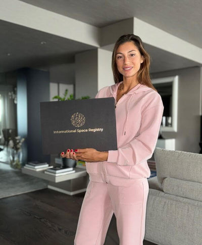 Joven mostrando su cofre de regalo de estrella