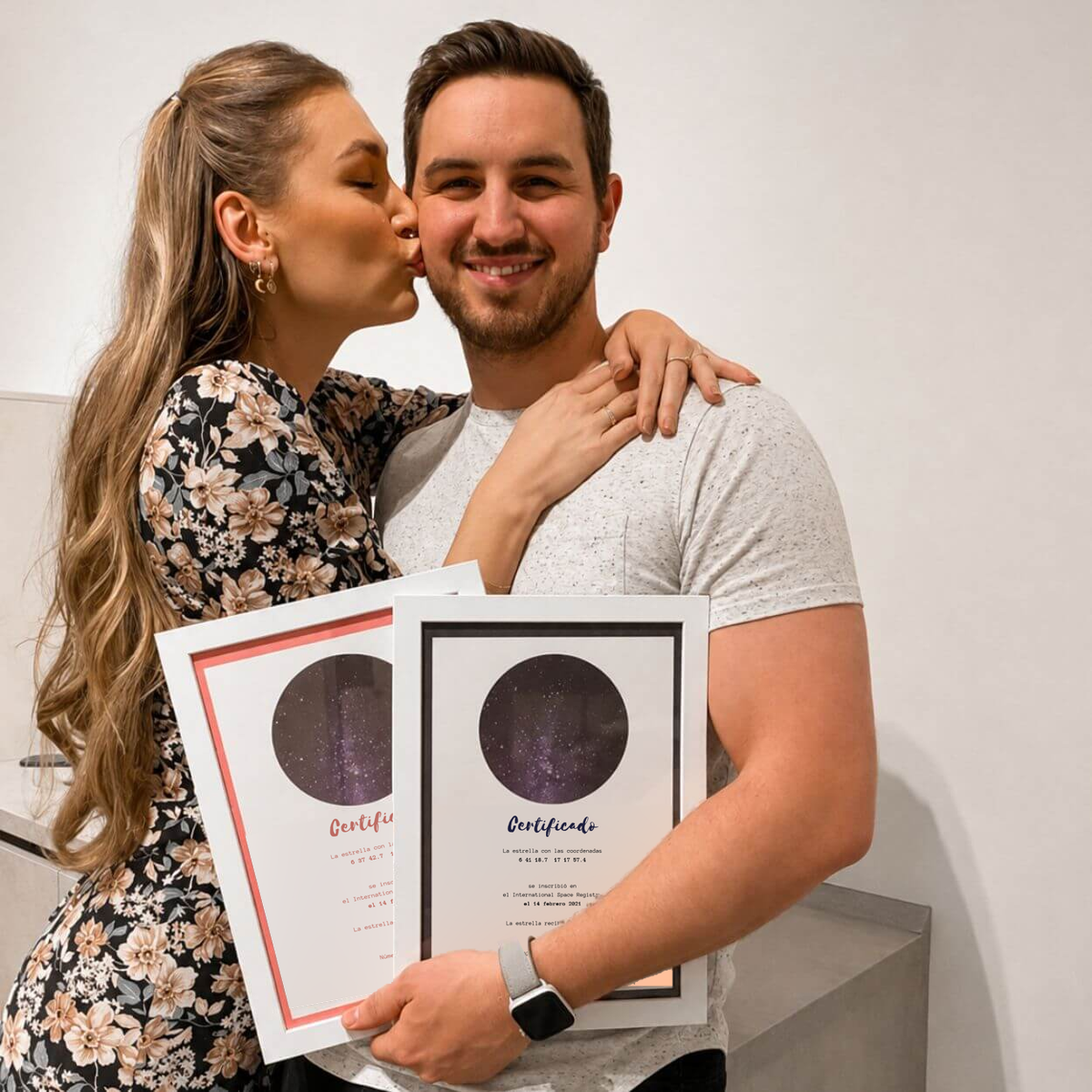 Pareja con sus dos certificados de estrella en español