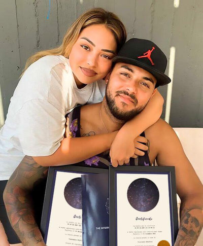 Pareja enamorada mostrando su regalo de estrella